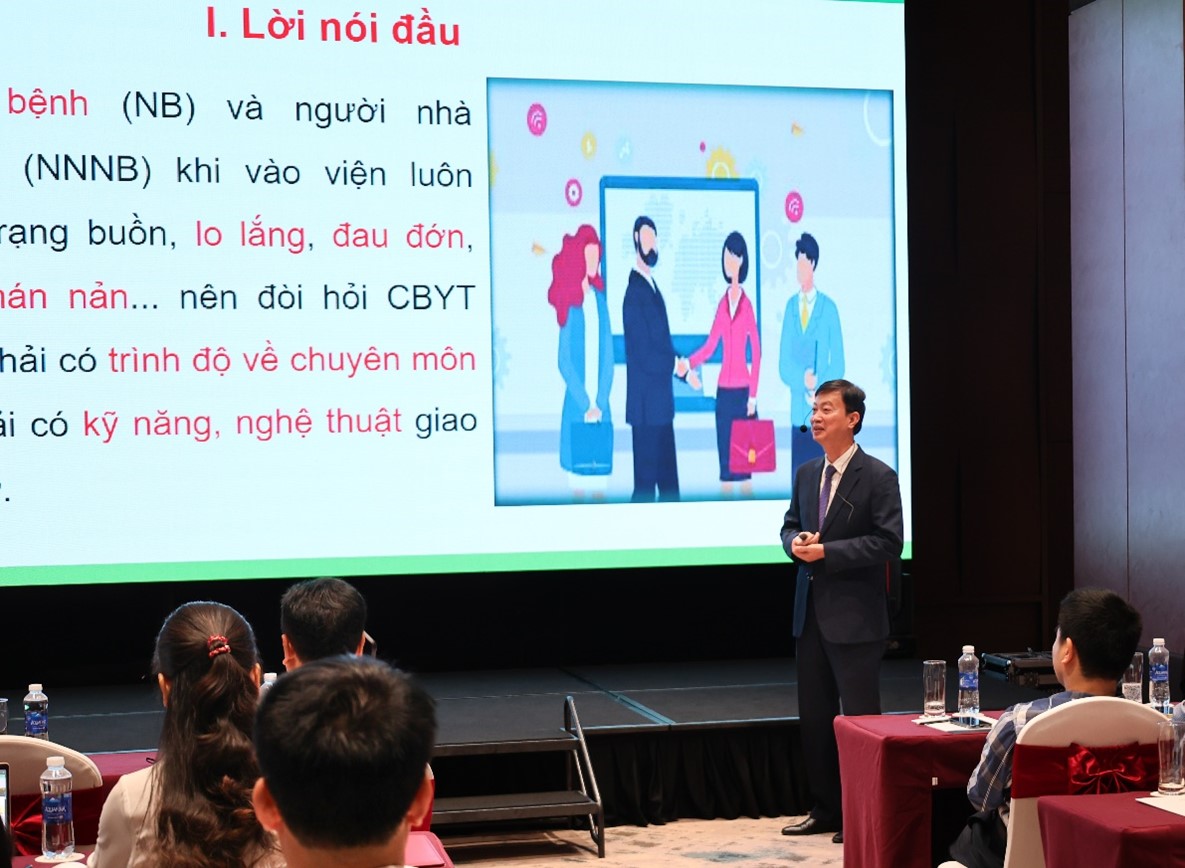 TTND.PGS.TS. Nguyễn Quang Bình truyền đạt chuyên đề: “Quy tắc ứng xử; nâng cao kỹ năng giao tiếp, ứng xử của cán bộ y tế hướng tới sự hài lòng của người bệnh”. 